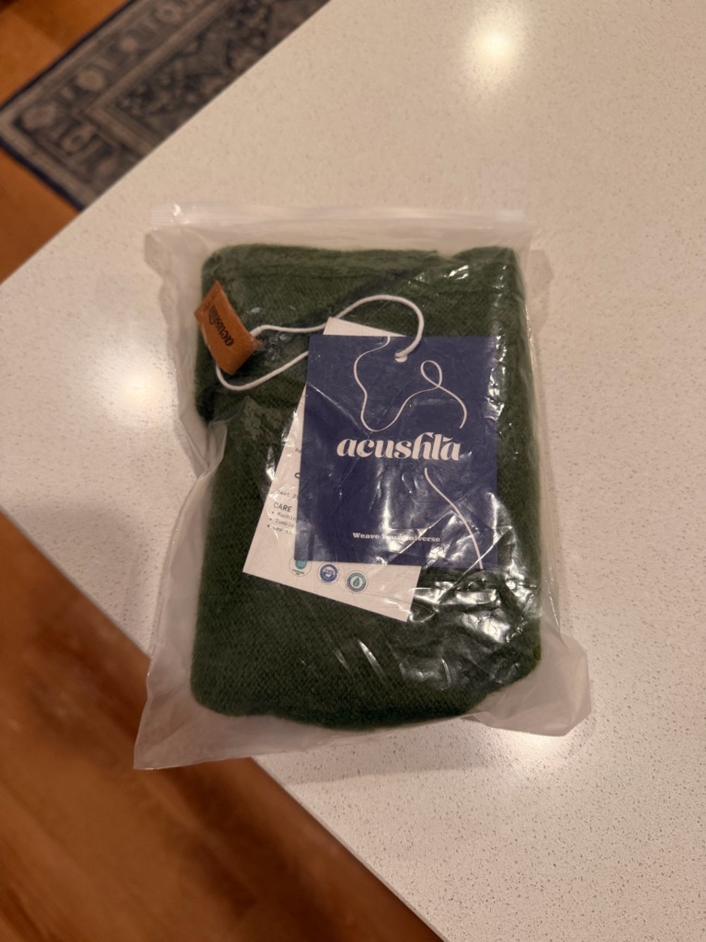 NWT 100% MERINO WOOL GREEN TRIANGLE SCARF - Picture 3 of 3